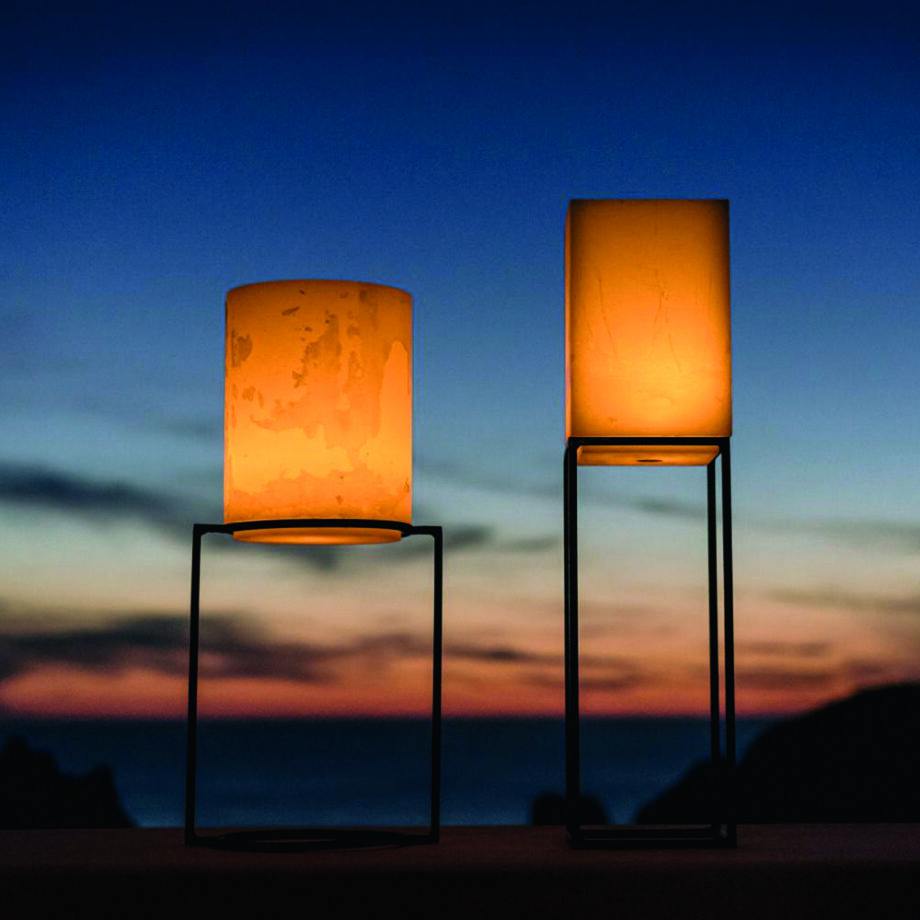 Vela decorativa cuadrada o redonda con pie opcional